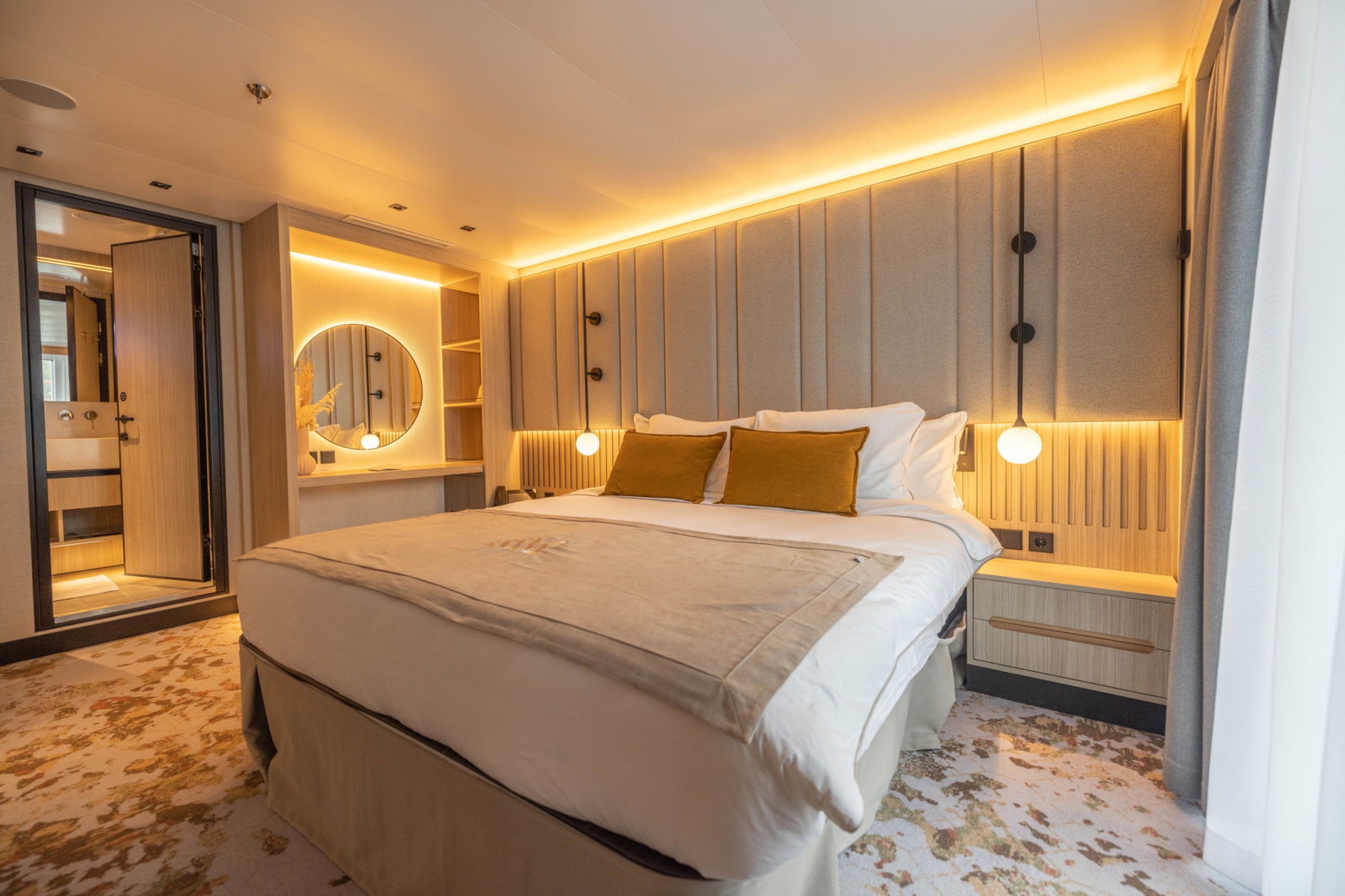 SH Minerva Suite stateroom